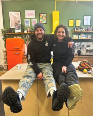 Jessica Fostekew Instagram - Ooooo I’ve been WAITING for this one!!! Brand new episode out today with DREAMGUEST and brother from another mother the awesome @lagomchef 

Ready your laughing gills and your note section this man is MADE of treasure 

🍕🔪🥝🥝 🍺 🍞 🍌 🧅 🍄 🫑 🌬️ 🍳 🐻 ✈️ 🧈🧀 🥶 🇸🇪 🥔 🍔 🍷 📦 🇫🇷 🥕 🫚 🥩 🍋 🦷 🍕 🛖 🪖

👂🏿👂🏾🦻🏼podfollow.com/hoovering