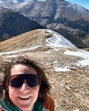 Jessica Fostekew Instagram - If you like watching me so scared I lose my mind and also just two bisexual women being an amazing team and also loads of funny things get said in a mind blowing beautiful part of the world tune into @dave_tvchannel tonight at 8pm

Me and @destheray drive all over Colorado’s Rocky 🏔️ 🏔️ (not a euphemism) on #WorldsMostDangerousRoads