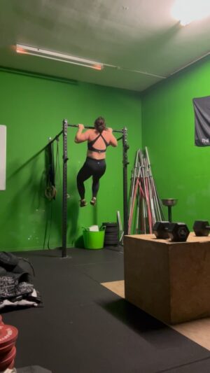 Jessica Fostekew Instagram - PB: I can do five strict pull ups now 🔔*

EeeeEeeEee 🎉🎉

*for a heavy-ass 👵🏻 comedian - I’m proud af with this.