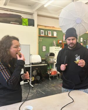 Jessica Fostekew Instagram - Ooooo I’ve been WAITING for this one!!! Brand new episode out today with DREAMGUEST and brother from another mother the awesome @lagomchef 

Ready your laughing gills and your note section this man is MADE of treasure 

🍕🔪🥝🥝 🍺 🍞 🍌 🧅 🍄 🫑 🌬️ 🍳 🐻 ✈️ 🧈🧀 🥶 🇸🇪 🥔 🍔 🍷 📦 🇫🇷 🥕 🫚 🥩 🍋 🦷 🍕 🛖 🪖

👂🏿👂🏾🦻🏼podfollow.com/hoovering