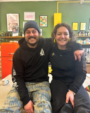Jessica Fostekew Instagram - Ooooo I’ve been WAITING for this one!!! Brand new episode out today with DREAMGUEST and brother from another mother the awesome @lagomchef 

Ready your laughing gills and your note section this man is MADE of treasure 

🍕🔪🥝🥝 🍺 🍞 🍌 🧅 🍄 🫑 🌬️ 🍳 🐻 ✈️ 🧈🧀 🥶 🇸🇪 🥔 🍔 🍷 📦 🇫🇷 🥕 🫚 🥩 🍋 🦷 🍕 🛖 🪖

👂🏿👂🏾🦻🏼podfollow.com/hoovering