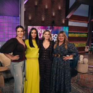 Jessica Knoll Instagram - I’ve been scream-singing since you’ve been gone in my car since 2006 and tomorrow I’ll be on @kellyclarksonshow with the 👸 herself. Mila and Chiara were there too; they’re fine. Tune in Thursday October 6th—check your local listings for times!! 

Hair: @frizzy.b  Makeup: @laurengottmakeup