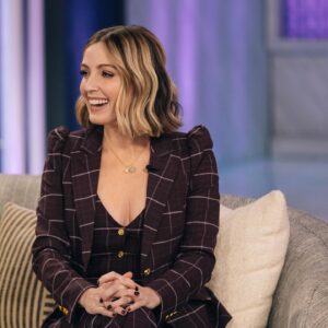 Jessica Knoll Instagram - I’ve been scream-singing since you’ve been gone in my car since 2006 and tomorrow I’ll be on @kellyclarksonshow with the 👸 herself. Mila and Chiara were there too; they’re fine. Tune in Thursday October 6th—check your local listings for times!! 

Hair: @frizzy.b  Makeup: @laurengottmakeup