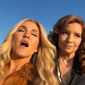 Jessica Lowe Instagram - Our perfect show Minx premiered its second season on @starz 3 days after the strike began. We weren’t able to promote it in any way or share any #bts. Now that we’ve struck a deal you KNOW I’m gonna make up for lost time. 🥳 I love this show. I love these people. 
.
*STREAM BOTH SEASONS ON STARZ THIS WEEKEND!!! It’s the best!!!!
.
.#minx #minxforever #bambi