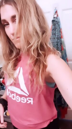 Jessica Lowe Instagram - “Let your hair air-dry,” they said. It’ll look beachy, they said. #smdh