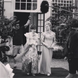 Jessica Madsen Instagram - One last part one photo dump @bridgertonnetflix @netflix @shondaland 

#bridgerton #bridgertonsonnetflix #polin #creloise #bridgertonbehindthescenes #bridgertonbts