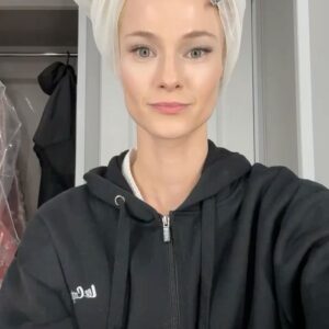 Jessica Madsen Instagram - Part 2 behind the scenes 🐝❤️ @bridgertonnetflix @shondaland @netflix #bridgerton #beidgertononnetflix #bridgertonbehindthescenes #polin #netflix #shondaland