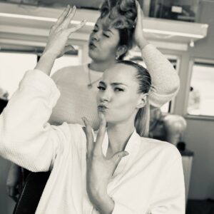 Jessica Madsen Instagram - One last part one photo dump @bridgertonnetflix @netflix @shondaland 

#bridgerton #bridgertonsonnetflix #polin #creloise #bridgertonbehindthescenes #bridgertonbts