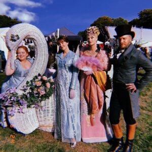 Jessica Madsen Instagram - One last part one photo dump @bridgertonnetflix @netflix @shondaland 

#bridgerton #bridgertonsonnetflix #polin #creloise #bridgertonbehindthescenes #bridgertonbts