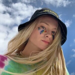 Jessica Madsen Instagram - In Love with a woman, loud about it and proud about it! 🌈#pride #pridemonth #loveislove #gaypride