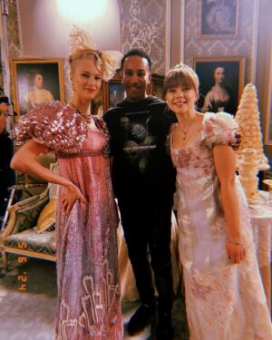 Jessica Madsen Instagram - Part 2 behind the scenes 🐝❤️ @bridgertonnetflix @shondaland @netflix #bridgerton #beidgertononnetflix #bridgertonbehindthescenes #polin #netflix #shondaland