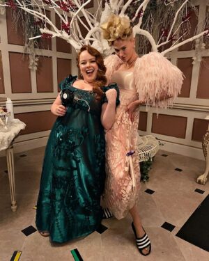 Jessica Madsen Instagram - I ripped her dress but said sorry! @nicolacoughlan @bridgertonnetflix @netflix @shondaland #bridgerton #polin #netflix #shondaland