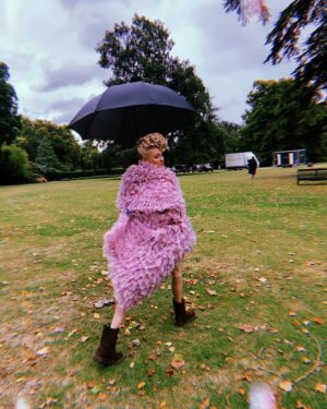 Jessica Madsen Instagram - Is everyone enjoying the long awaited polin? 🐝❤️ @bridgertonnetflix @shondaland @netflix #bridgerton #beidgertononnetflix #bridgertonbehindthescenes #polin #netflix #shondaland