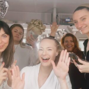 Jessica Madsen Instagram - Is everyone enjoying the long awaited polin? 🐝❤️ @bridgertonnetflix @shondaland @netflix #bridgerton #beidgertononnetflix #bridgertonbehindthescenes #polin #netflix #shondaland