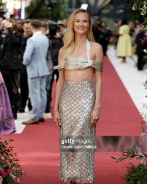 Jessica Madsen Instagram - Bridgerton London premier I’m in @fendi heaven 🫠❤️

Styling: @jennedykennedy 
Wearing: @fendi 
Jewellery: @bvlgari 
Makeup: @bethany.j.long 
Hair: @knightjosh 

@bridgertonnetflix @shondaland @netflix #fendi #fendicouture #bvlgari #bridgerton #bridgertonpremiere #polin #netflix #stillmoving
@publiceyecomms