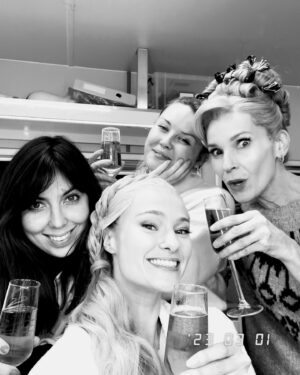 Jessica Madsen Instagram - Part 2 behind the scenes 🐝❤️ @bridgertonnetflix @shondaland @netflix #bridgerton #beidgertononnetflix #bridgertonbehindthescenes #polin #netflix #shondaland