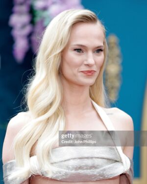 Jessica Madsen Instagram - Bridgerton London premier I’m in @fendi heaven 🫠❤️

Styling: @jennedykennedy 
Wearing: @fendi 
Jewellery: @bvlgari 
Makeup: @bethany.j.long 
Hair: @knightjosh 

@bridgertonnetflix @shondaland @netflix #fendi #fendicouture #bvlgari #bridgerton #bridgertonpremiere #polin #netflix #stillmoving
@publiceyecomms