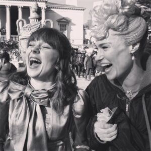 Jessica Madsen Instagram - One last part one photo dump @bridgertonnetflix @netflix @shondaland 

#bridgerton #bridgertonsonnetflix #polin #creloise #bridgertonbehindthescenes #bridgertonbts