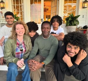 Jessica Oyelowo Instagram - Happy New Year from my brilliantly bonkers family 🤩

1. Family ❤️❤️❤️❤️❤️❤️
2. Asher making absolutely sure he shall float on any nearby body of water
3. I told Caleb and Penuel to do the washing so they are triple checking that it’s being done correctly
4. David and Penuel “sitting” on the couch
5. Bible time with my babies
6. Zoë and I have a Martinellis toast to 2024 🥳🥳🥳