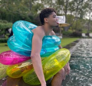 Jessica Oyelowo Instagram - Happy New Year from my brilliantly bonkers family 🤩

1. Family ❤️❤️❤️❤️❤️❤️
2. Asher making absolutely sure he shall float on any nearby body of water
3. I told Caleb and Penuel to do the washing so they are triple checking that it’s being done correctly
4. David and Penuel “sitting” on the couch
5. Bible time with my babies
6. Zoë and I have a Martinellis toast to 2024 🥳🥳🥳