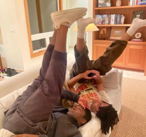 Jessica Oyelowo Instagram - Happy New Year from my brilliantly bonkers family 🤩

1. Family ❤️❤️❤️❤️❤️❤️
2. Asher making absolutely sure he shall float on any nearby body of water
3. I told Caleb and Penuel to do the washing so they are triple checking that it’s being done correctly
4. David and Penuel “sitting” on the couch
5. Bible time with my babies
6. Zoë and I have a Martinellis toast to 2024 🥳🥳🥳