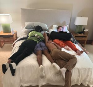 Jessica Oyelowo Instagram - Happy New Year from my brilliantly bonkers family 🤩

1. Family ❤️❤️❤️❤️❤️❤️
2. Asher making absolutely sure he shall float on any nearby body of water
3. I told Caleb and Penuel to do the washing so they are triple checking that it’s being done correctly
4. David and Penuel “sitting” on the couch
5. Bible time with my babies
6. Zoë and I have a Martinellis toast to 2024 🥳🥳🥳