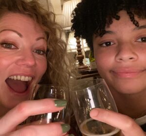 Jessica Oyelowo Instagram - Happy New Year from my brilliantly bonkers family 🤩

1. Family ❤️❤️❤️❤️❤️❤️
2. Asher making absolutely sure he shall float on any nearby body of water
3. I told Caleb and Penuel to do the washing so they are triple checking that it’s being done correctly
4. David and Penuel “sitting” on the couch
5. Bible time with my babies
6. Zoë and I have a Martinellis toast to 2024 🥳🥳🥳