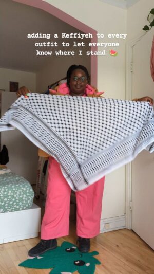 Jessica Prudencio Instagram - J'ai acheté mon keffiyeh sur le site de @habibi.plz 

Free Palestine 🍉