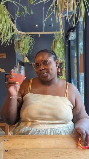 Jessica Prudencio Instagram - (invitation)

Okokok je savais pas qu'un endroit aussi cool que @lacalepubzerodechet existait à Montréal! Il s'agit d'un resto-pub zéro déchet, un des seuls établissements zéro déchet au Québec. Ici, tout est fait sur place ou presque : jus, sirops, pains. Les serviettes de table sont tissées à la main, les aliments sont locaux, le mobilier est fait main et recyclé, les restes de table sont compostés: bref l'équipe de La Cale prend sa mission très au sérieux.

Côté bouffe, on s'est régalé! On a partagé une poutine et on a chacune prise un burger. Ya tout plein d'options végé et végane sur le menu, ce qui est génial! 

Merci pour la belle découverte @lacalepubzerodechet, je serai de retour! 🥰

Voudrais-tu essayer un resto zéro-déchet?