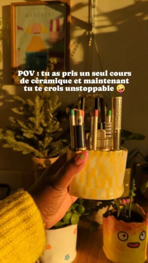 Jessica Prudencio Instagram - Oui oui, j'ai fait tout ça avec mes mains!!! 🥹💖

Ceci est ton signe de t'acheter de l'argile autodurcissante et de pick up un nouveau hobby! 😍

À l'hiver 2022 j'ai pris un cours de céramique avec @1loma et j'ai découvert un nouveau monde, carrément! Ça fait du bien à mon inner child de faire du bricolage, ça me permet de décrocher de mon téléphone et d'être créative. 😌✨ 

#airdryclay #diyhomedecor #ceramics #clayart #dopaminedecor #calcifer