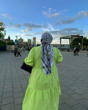 Jessica Prudencio Instagram - la joie de reporter cette robe sans me sentir tight au niveau du chest >>>>>>

HABIBI-JESSICA pour 30% off sur ta première commande sur le site de @habibi.plz (c'est là que j'ai acheté mon keffiyeh 🥰) - affiliation