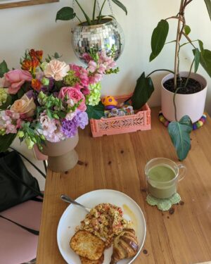 Jessica Prudencio Instagram - This is why I never want to leave my house 💖💐

#homedecor #dopaminedecor #somewhereiwouldliketolive