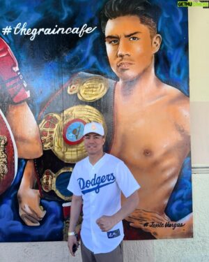 Jessie Vargas Instagram - I never thought that I would ever get a mural made after me. I’m genuinely thankful to @thegraincafe for considering having a mural made of me @zurdoramirez & @benavidez300 . I hope that the mural reminds those who drive by that with focus, dedication, perseverance, a positive mindset, and Jesus by your side, everything is possible. If you’re ever in LA, California, area, feel free to stop by and take a look at it. They did a superb job on the artwork. I can’t thank Hector enough. 🙏 

Yo nunca pensé que en algún tiempo me Arian un mural pero ya está echo. Estoy muy agradecido con The Grain Café por tomarse el tiempo en construir este pedazo de arte que incluye a mis colegas @zurdoramirez y @benavidez300 . Ojalá cuando la je te pase por este mural lo hagan recordar que con dedicación, enfoque, perseverancia, y una mente positiva, con Dios todo es posible. Si están en la aria de LA ojalá puedan tomarse el tiempo de mirar y tomarse una foto al lado del mural. Hicieron un gran trabajo. Gracias Héctor
