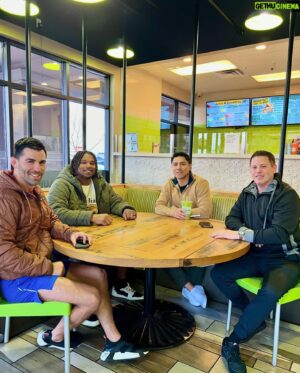 Jessie Vargas Instagram - Talking on how Football, UFC, & Boxing all correlate with the mindset of a champion 💯 @zakzito @dominickcruz @tim_settle_jr 

Hablando con los amigos del tema de ser exitoso en cualquier deporte y llegamos a la conclusión que Se trata de mantener la mentalidad de campeón 

#Boxing
#UFC
#Fooball
#LasVegas 
#Vegas
#boxeorecreativo