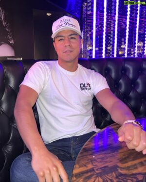 Jessie Vargas Instagram - These knuckles have been through a lot. 🥊😁 World champion sacrifices 

#Boxing #Boxeo #FightNight #Cool #Repost #Motivation #WorldChampions #Instagram #Instamood #UFC #Fitness #Fashion #Gucci #MiguelBerchelt #Fun #Friends #Summer #Selfie #Follow
