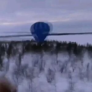 Jesús Calleja Instagram - Aquí os dejo otra pedazo de aventura con mis amigo @emiliovaldes_ y @globuskontiki  Conseguimos el récord de vuelo en globo de aire caliente más al norte del planeta durante invierno en Finlandia. Además había ola extrema de frío, a - 47 C éramos dos globos y el de nuestros compañeros se estrelló contra un árbol por la baja visibilidad y las condiciones de viento muy fuertes, nosotros aterrizamos sobre un lago helado para auxiliares y casi nos axfisiamos de la nieve que nos entraba en la cesta durante el frenado que fue de tres km arrastrados por el lago helado...pasamos la noche en un improvisado campamento hasta que nos rescato mi hermano @kikecallejatv en moto de nieve