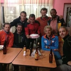 Jesús Calleja Instagram - Hoy, desde Zanskar Producciones(nuestra productora), enfrentamos con profunda tristeza la pérdida de nuestro colaborador y amigo, Toni Espadas. Toni no solo fue parte esencial en la organización de numerosas expediciones para programas como Planeta Calleja, Superhumanos y Maraton MAn, sino que también fue un guía que nos llevó a rincones inolvidables de Etiopía, Uganda o Camerún. Su manera de ver el mundo y su respeto por las culturas y naturalezas que exploramos dejaron una huella imborrable en todos nosotros.

Toni se destacó por su humano y cálido trato hacia todos quienes tuvimos el privilegio de conocerlo y trabajar con él. Su enfoque siempre considerado transformó nuestra manera de grabar y retratar un continente que, por desgracia, ha sido a menudo mal representado. El entendimiento profundo que Toni compartió sobre la historia y geografía de cada lugar redefinió nuestro concepto de tribu, alejándolo del exotismo comercializado típicamente en el medio audiovisual.

En momentos como los que compartimos en las orillas del río Omo en Etiopía, o durante nuestras estancias en Uganda y Camerún, Toni no solo era nuestro líder, sino también un escudo protector, como quedó demostrado en su último acto de valentía. Se puso delante de los disparos para proteger a su equipo, un gesto que habla elocuentemente de su carácter.

Enviamos nuestro más sincero cariño y condolencias a su familia, amigos y a todos en Rift Valley Expeditions. Teresa, Rafa y todos los que conocisteis a Toni, os mandamos abrazos enormes. Su espíritu aventurero, generosidad y optimismo perdurarán siempre en nuestros corazones y en cada episodio que tuvo la generosidad de enriquecer.

Descansa en paz, querido amigo. Tu legado y las vidas que tocó continúan inspirándonos a todos a ser un poco mejores personas.