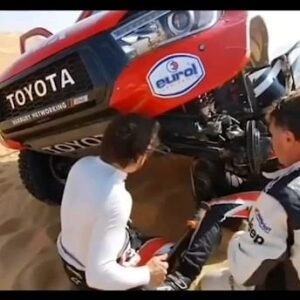 Jesús Calleja Instagram - Soy admirador máximo de mi amigo @fernandoalo_oficial y aun más de lo que está haciendo a sus 43 años en la Formula 1 así que poder decir que le ayude a reparar su coche cuando entrenamos juntos en el desierto de Abu Dhabi antes de disputar el Dakar me mola mucho! se que volverá al Dakar algún año y yo también!