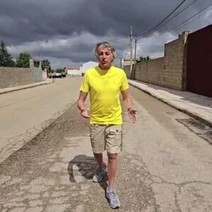 Jesús Calleja Instagram - Cuando llegas a Villanueva de la Fuente en la Mancha, aparentemente es un publo más...pero aguarda una sorpresa que te quedas flipando...cuando veáis este episodio a de la nueva temporada de Volando Voy conoceréis a este vecino singular que lo está construyendo con sus manos!