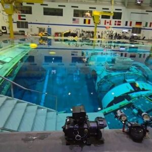 Jesús Calleja Instagram - Hoy estoy muy emocionado de poder rodar en los entresijos de la NASA en Houston, ver como entrenan los astronautas que irán a la luna en el programa ARTEMIS en la piscina gigante que recrea la ingravided! podéis ver una replica de la estación espacial internacional y una recreación del suelo lunar...creo que estos programas os van a gustar mucho!