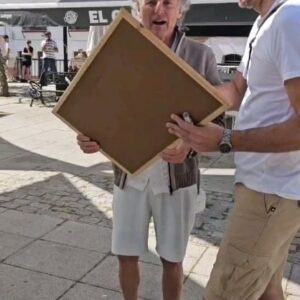 Jesús Calleja Instagram - Aunque estemos rodando y nos corten la escena, agradecemos la espontaneidad y el cariño de la gente de los pueblos donde rodamos Volando Voy.
Nos gusta hacer una television que de voz al mundo rural cada vez más olvidado...
