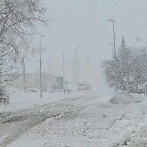 Jesús Calleja Instagram - Pues si que esta vez en el norte está nevando fuerte, aquí os dejo como estaba la carretera para llegar a Lario y Maraña (León) por el Puerto Las Señales ayer...importante conozco cada curva de la carretera, llevo el vehículo adecuado, y tengo mucha experiencia en conducir sobre nieve, lo digo porque sin estos requisitos ni se os ocurra intentarlo. Cuando cae así de nieve lo primero que hago es ir ver y acompañar a los vecinos que son mis amigos de Maraña