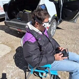 Jesús Calleja Instagram - Hoy estuve rodando un evento para @hyundaiesp y había un piloto de dron @roma_fpv que pilotaba de una forma increíble un dron que acelera de cero a 100 km/h en medio segundo y alcanza más de 230 km/h y el tío lo metía entre los árboles o a 25 cm del coche en marcha! Brutal!