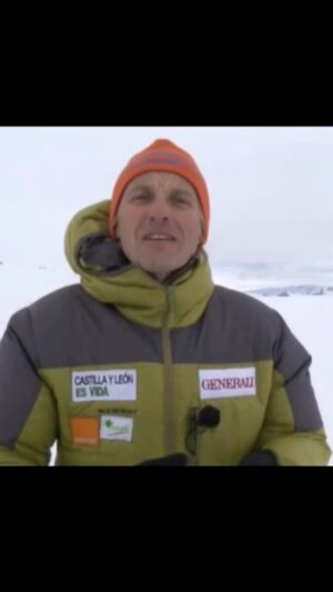 Jesús Calleja Instagram - Tal día como hoy estaba en la Antártida viendo pingüinos emperador. 
Fue una aventura brutal en la que alquilamos un avión remotorizado y visitamos la Antártida de lado a lado hasta llegar al mismísimo Polo Sur. Ahí corrí la maratón más remota que existe: solo 23 participantes y a temperaturas que estaban por debajo de los -50º.
#aventurero