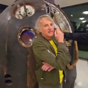 Jesús Calleja Instagram - Estamos rodando en Colonia (Alemania) en el centro de entrenamiento de astronautas europeo. M invitado 
@pablo_alvarez_astro es de los cinco elegidos con altísimas posibilidades de pisar LA LUNA dentro del proyecto ARTEMIS y @astro_sara es reserva del mismo proyecto y los tres somos de LEÓN! yo también me iré al espacio este año y os lo contaré todo!. Increíble, solo dos españoles han ido al espacio, y los siguientes tres somos de León!