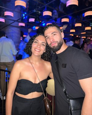 Jesús Mosquera Instagram - Hace unos años hubiera sido impensable la idea de convivir juntos, eramos los típicos hermanos que se la pasaban discutiendo constantemente.
Y ahora, me siento muy feliz y orgulloso del rumbo hacia donde hemos dirigido nuestra relación, gracias a que ambos hemos elegido tener una relación basada en el amor. 
Hemos evolucionado individualmente y conjuntamente hacia ser familia, nos ha costado muchos años llegar a este lugar, pero bendito camino lleno de aprendizajes…
Ser hermanos para mi tiene un 
significado muchísimo más elevado que ser creados por la misma mujer y el mismo hombre. Y hoy puedo decir que estamos honrando ese significado. 
Gracias por darme la oportunidad de ser tu hermano pequeño. 
Me siento afortunado de verte crecer y evolucionar como mujer.
Te admiro y te valoro.
Te quiero mucho enana, no lo olvides nunca💙