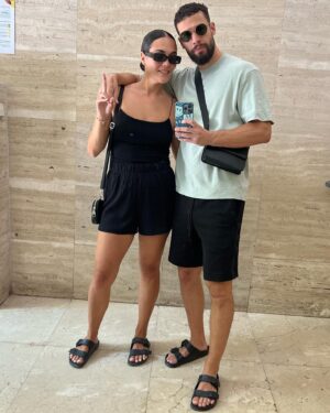 Jesús Mosquera Instagram - Hace unos años hubiera sido impensable la idea de convivir juntos, eramos los típicos hermanos que se la pasaban discutiendo constantemente.
Y ahora, me siento muy feliz y orgulloso del rumbo hacia donde hemos dirigido nuestra relación, gracias a que ambos hemos elegido tener una relación basada en el amor. 
Hemos evolucionado individualmente y conjuntamente hacia ser familia, nos ha costado muchos años llegar a este lugar, pero bendito camino lleno de aprendizajes…
Ser hermanos para mi tiene un 
significado muchísimo más elevado que ser creados por la misma mujer y el mismo hombre. Y hoy puedo decir que estamos honrando ese significado. 
Gracias por darme la oportunidad de ser tu hermano pequeño. 
Me siento afortunado de verte crecer y evolucionar como mujer.
Te admiro y te valoro.
Te quiero mucho enana, no lo olvides nunca💙