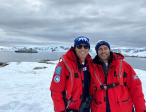 Jesús Vázquez Instagram - Desde este santuario de paz y ciencia, pedimos un 2024 en el que haya menos violencia, contra la gente, pero también contra el planeta, y os deseamos a todos que se cumpla cada uno de vuestros deseos♥️🧊🐧🐳🦭