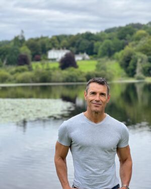 Jesús Vázquez Instagram - Escocia, por fin!! Otro de nuestros destinos pendientes, otro sueño hecho realidad. Y como siempre, gracias a ti, a tus ganas infinitas de seguir conociendo juntos este maravilloso mundo. Gracias por empujarme siempre, por tu curiosidad infatigable, por la ilusión con la que planeas cada detalle, por lo que te lo curras…Recorrer el mundo a tu lado es siempre una experiencia , única, mágica, divertida, inolvidable. Por eso, amor mío, gracias!!!!🙏🏼🌎♥️✈️🛳️🚂👬