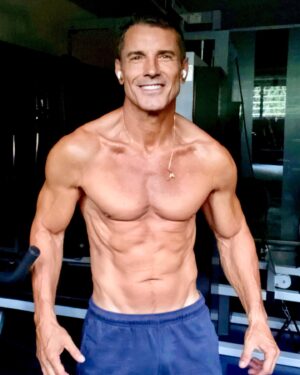 Jesús Vázquez Instagram - Entrenamiento hecho!!! 💪🏋️‍♂️
listo para el fin de semana!!!🕺🪩😃♥️